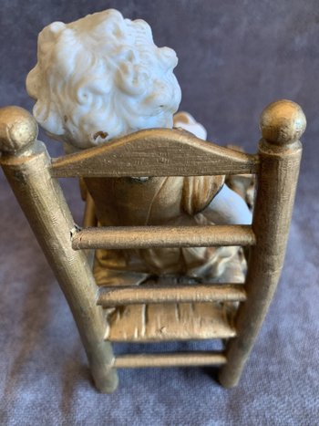 Il bambino sulla sedia