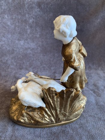 Bambina con figura di oca