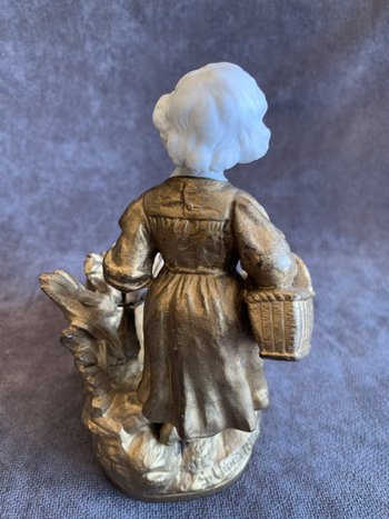 Bambina con figura di oca