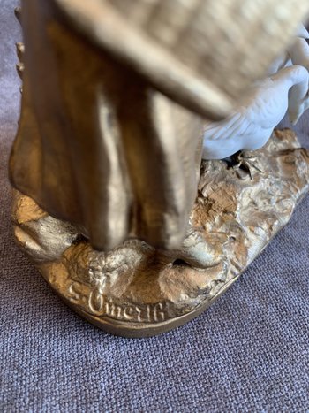 Bambina con figura di oca
