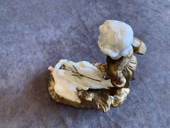 Bambina con figura di oca