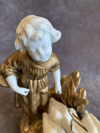 Bambina con figura di oca