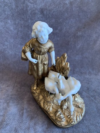 Bambina con figura di oca