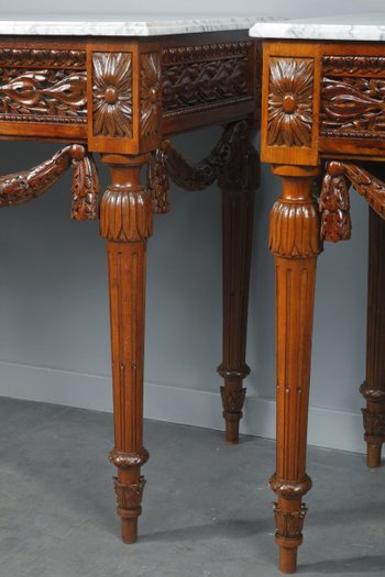 Coppia di console in noce e marmo in stile Luigi XVI