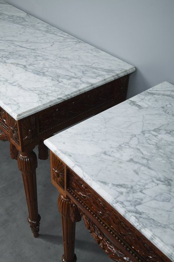 Coppia di console in noce e marmo in stile Luigi XVI