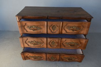 Commode Arbalète Louis XV En Noyer époque XVIIIème, 
