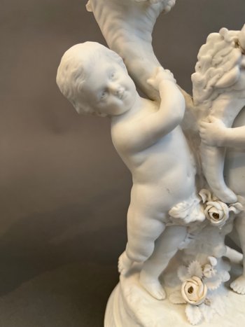 Coppia di candelieri in biscuit di Sévres con putti