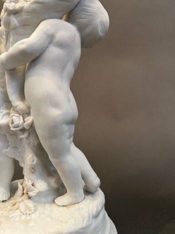 Coppia di candelieri in biscuit di Sévres con putti