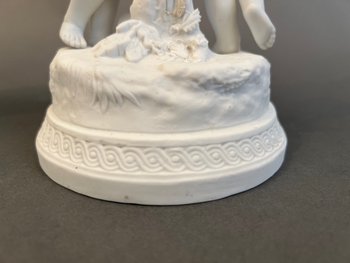 Coppia di candelieri in biscuit di Sévres con putti