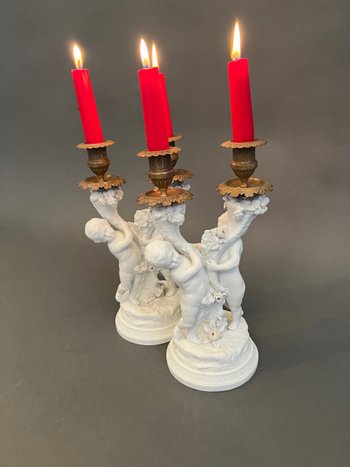 Coppia di candelieri in biscuit di Sévres con putti