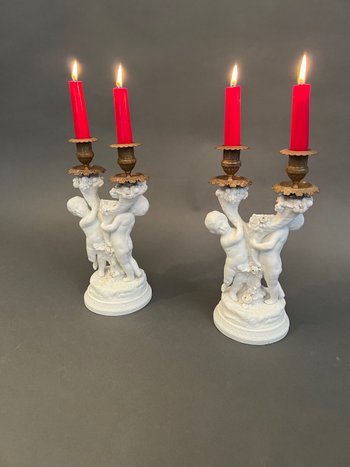 Coppia di candelieri in biscuit di Sévres con putti