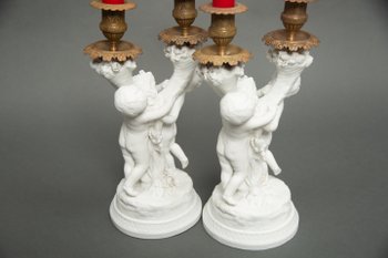 Coppia di candelieri in biscuit di Sévres con putti
