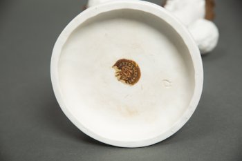 Coppia di candelieri in biscuit di Sévres con putti