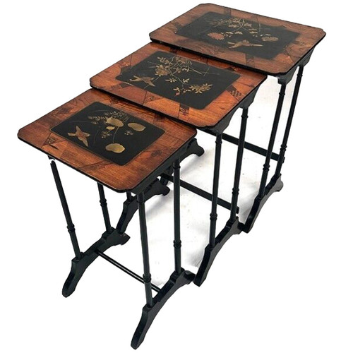 Set di tre tavolini da salotto, laccati e decorati con uccelli e intarsi. Circa 1900