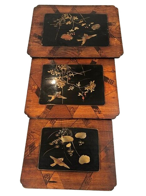 Set di tre tavolini da salotto, laccati e decorati con uccelli e intarsi. Circa 1900
