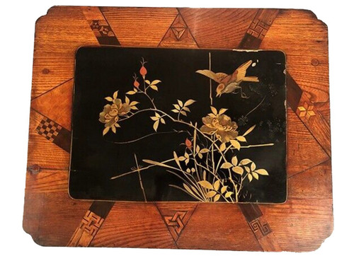 Set di tre tavolini da salotto, laccati e decorati con uccelli e intarsi. Circa 1900