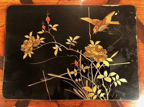 Set di tre tavolini da salotto, laccati e decorati con uccelli e intarsi. Circa 1900