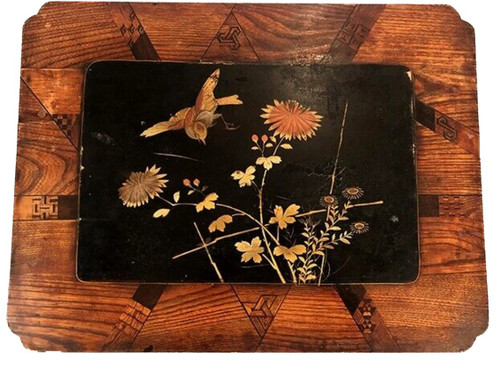 Set di tre tavolini da salotto, laccati e decorati con uccelli e intarsi. Circa 1900