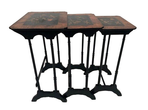 Set di tre tavolini da salotto, laccati e decorati con uccelli e intarsi. Circa 1900