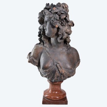 Busto di giovane donna in terracotta