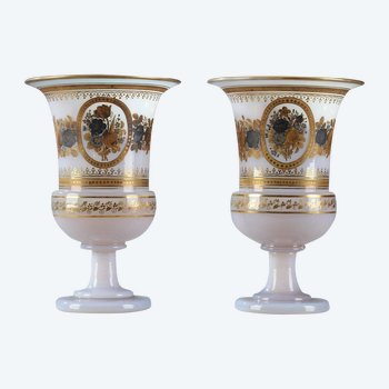 Paire De Vases Médicis En Opaline à Décor Desvignes