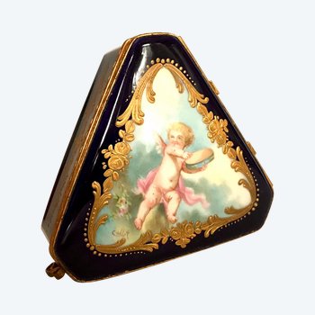 Coffret triangulaire en porcelaine 