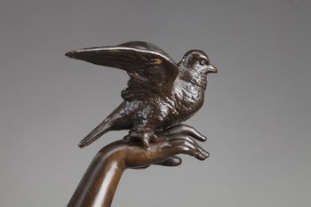 Bronzo "Donna con colombe" di Charles-Alphonse Gumery