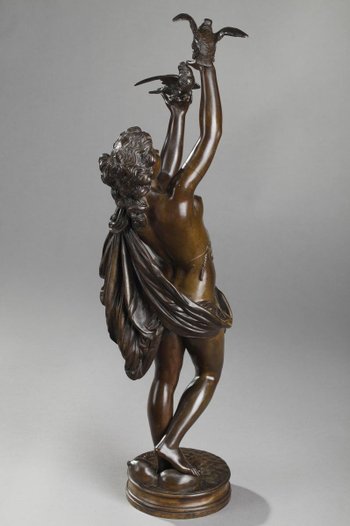 Bronzo "Donna con colombe" di Charles-Alphonse Gumery