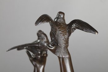 Bronzo "Donna con colombe" di Charles-Alphonse Gumery