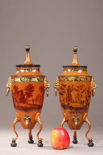 Rare Paire De Fontaines à Boisson à Décor En Camaïeu