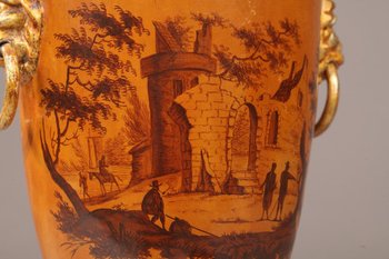 Rare Paire De Fontaines à Boisson à Décor En Camaïeu