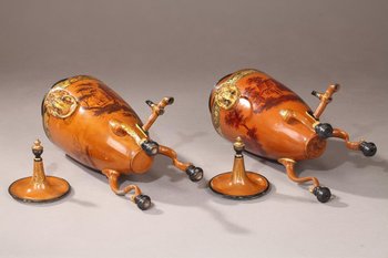 Rare Paire De Fontaines à Boisson à Décor En Camaïeu