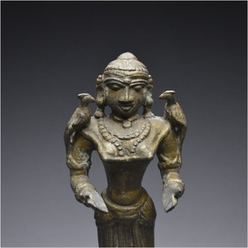 Inde, XIXème siècle, Lampe à huile cérémonielle en bronze représentant Lakshmi