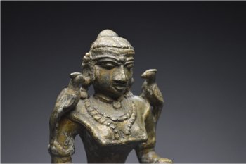 Inde, XIXème siècle, Lampe à huile cérémonielle en bronze représentant Lakshmi