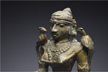 Inde, XIXème siècle, Lampe à huile cérémonielle en bronze représentant Lakshmi