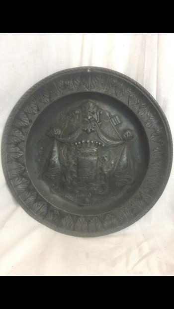 Plat d’ étain armoirié  dans le goût XVIIIE 