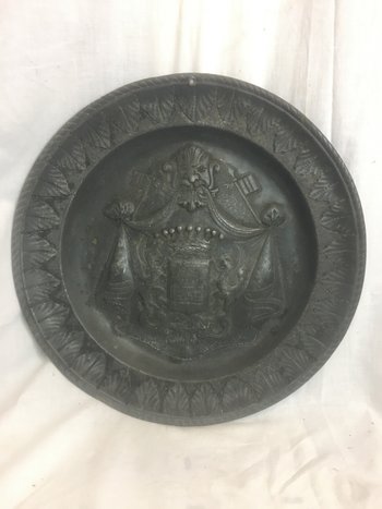Plat d’ étain armoirié  dans le goût XVIIIE 