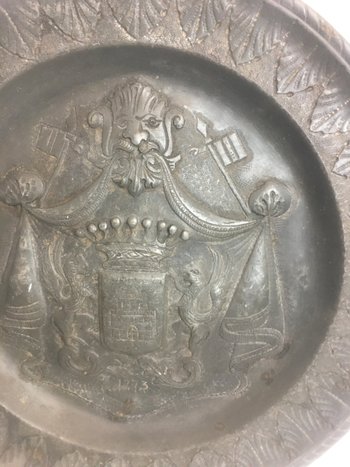 Plat d’ étain armoirié  dans le goût XVIIIE 