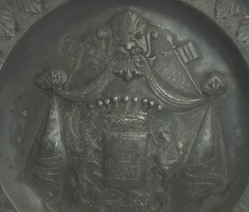 Plat d’ étain armoirié  dans le goût XVIIIE 