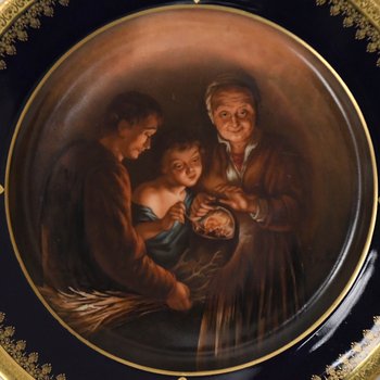 Plat en porcelaine de Limoges atelier de J. Balleroy décor peint famille se réchauffant atour d'un feu