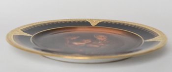 Plat en porcelaine de Limoges atelier de J. Balleroy décor peint famille se réchauffant atour d'un feu