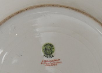 Plat en porcelaine de Limoges atelier de J. Balleroy décor peint scène de lecture à la bougie