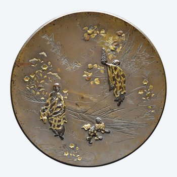 Japan, Meiji-Zeit (1868 - 1912), Platte aus patinierter Bronze mit graviertem Dekor einer bukolischen Landschaft und zwei Arhats