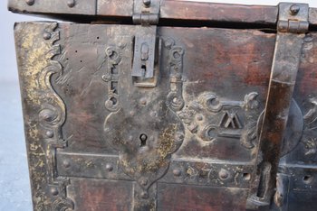 Arredi per la cassa in legno del XVII secolo