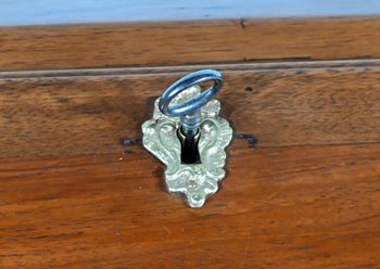 Commode Scriban en Noyer, époque Louis XV – XVIIIe