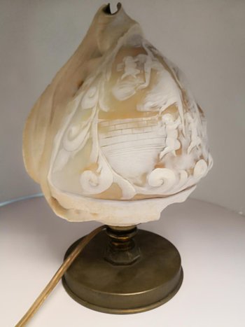             Lampada scolpita in una conchiglia di cammeo su base in bronzo