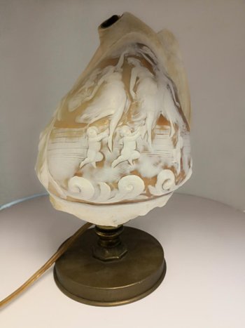             Lampada scolpita in una conchiglia di cammeo su base in bronzo