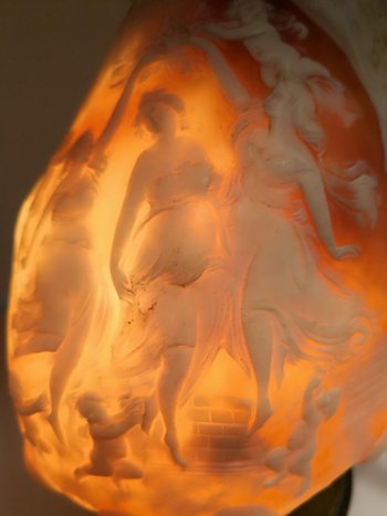             Lampada scolpita in una conchiglia di cammeo su base in bronzo