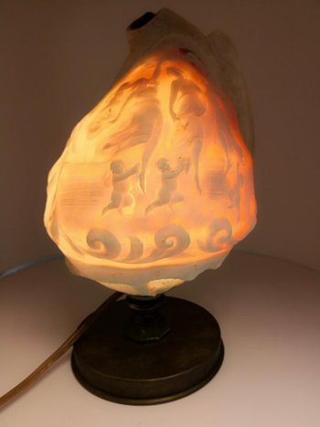             Lampada scolpita in una conchiglia di cammeo su base in bronzo