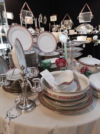 Tafelservice aus weißem Porzellan mit rosa Blumendekor-Bordüre 69-teilig Limoges C&M